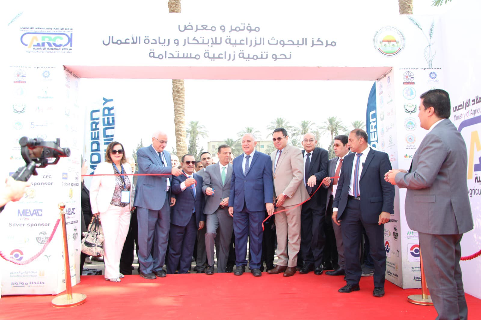 وزير الزراعة واستصلاح الأراضي خلال افتتاح المعرض والمؤتمر الأول لـ مركز البحوث الزراعية للابتكار وريادة الأعمال