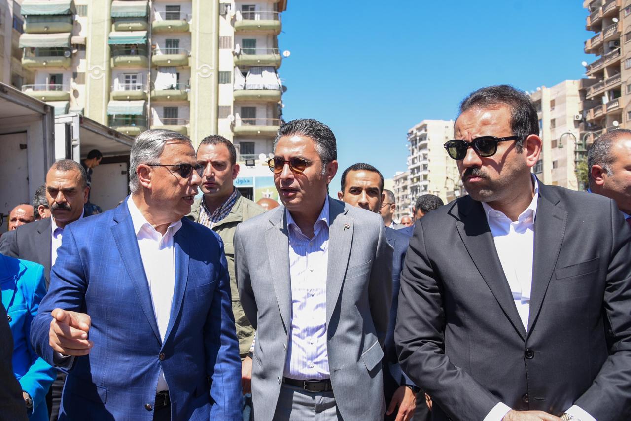 وزير التموين خلال الجولة