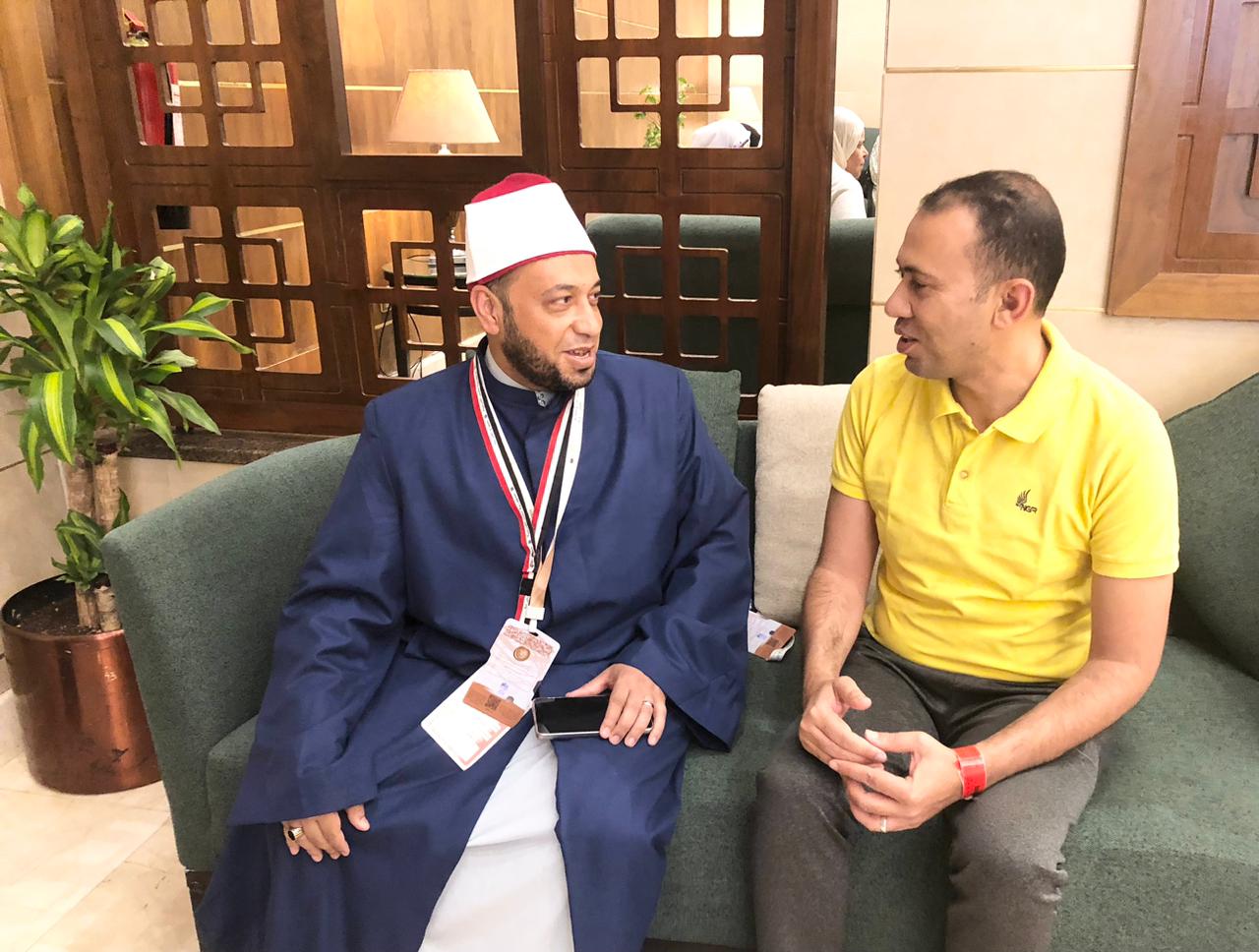 الزميل محمود عبد الراضى مع رئيس البعثة الدينية بالحج في حوار لليوم السابع (2)