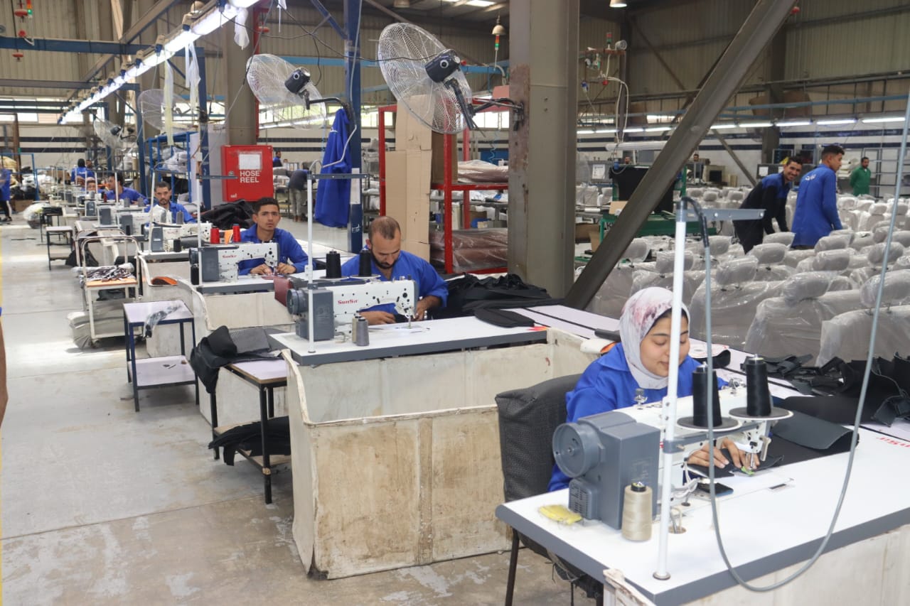 العمالة بالمصنع