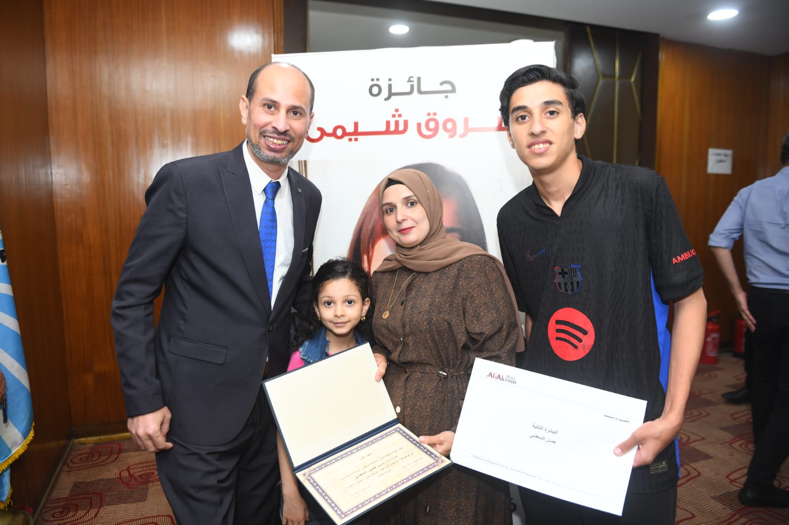 حسن السعدنى وأسرته