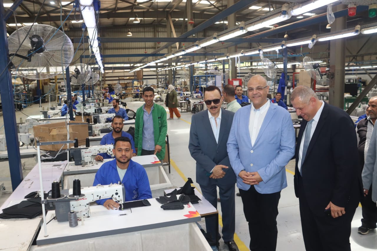 خلال الجولة بمصنع كراسي المركبات