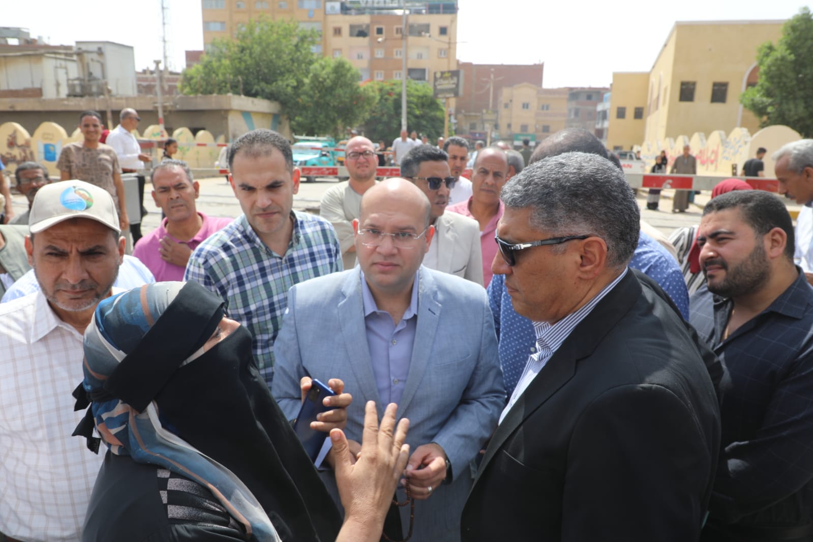 استمع محافظ الجيزة، خلال جولته، لمطالب الباعة الجائلين استمع محافظ الجيزة، خلال جولته، لمطالب الباعة الجائلين