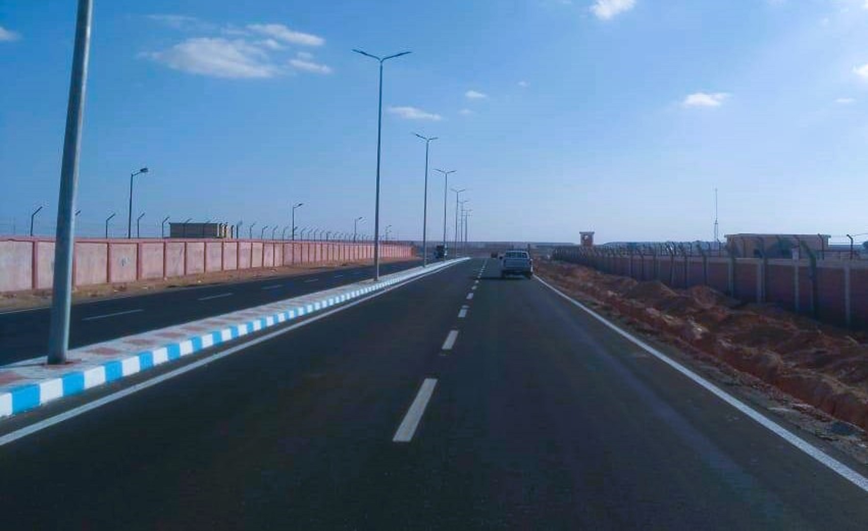 تنفيذ خطة رصف طرق ومحاور جديدة في مطروح تنفيذ خطة رصف طرق ومحاور جديدة في مطروح