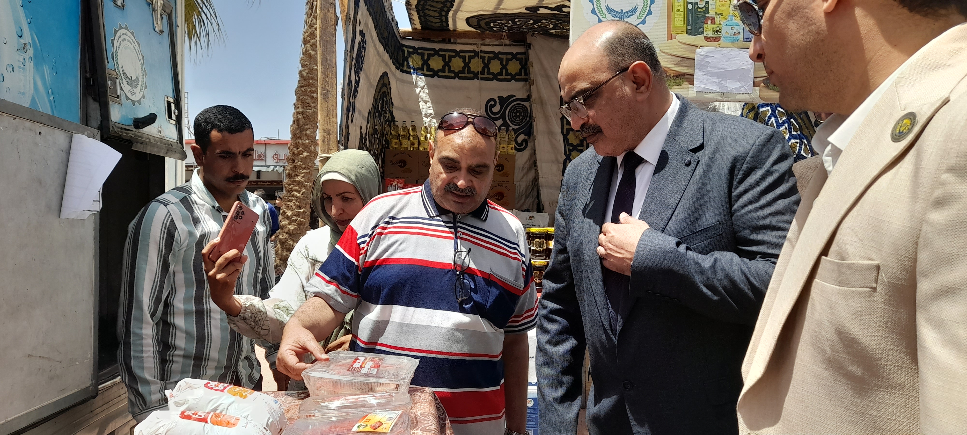 اقبالا من المواطنين على السلع الغذائية والخضروات