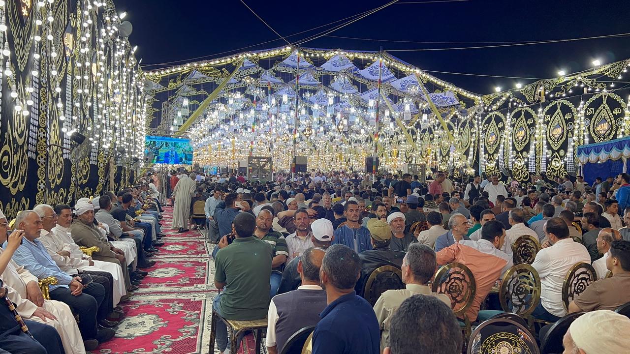 زحام شديد داخل سرادق العزاء زحام شديد داخل سرادق العزاء