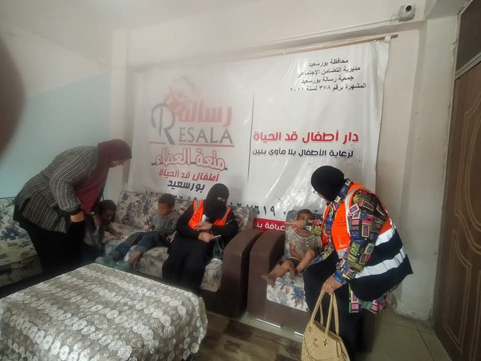 الفريق مع الاطفال الفريق مع الاطفال