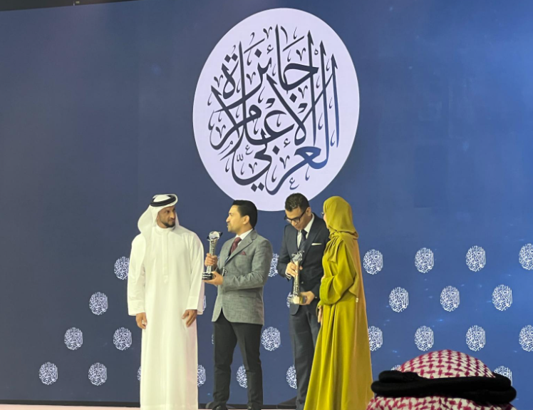 الزميلان محمد سالمان والسيد زيادة ستلمان الجائزة
