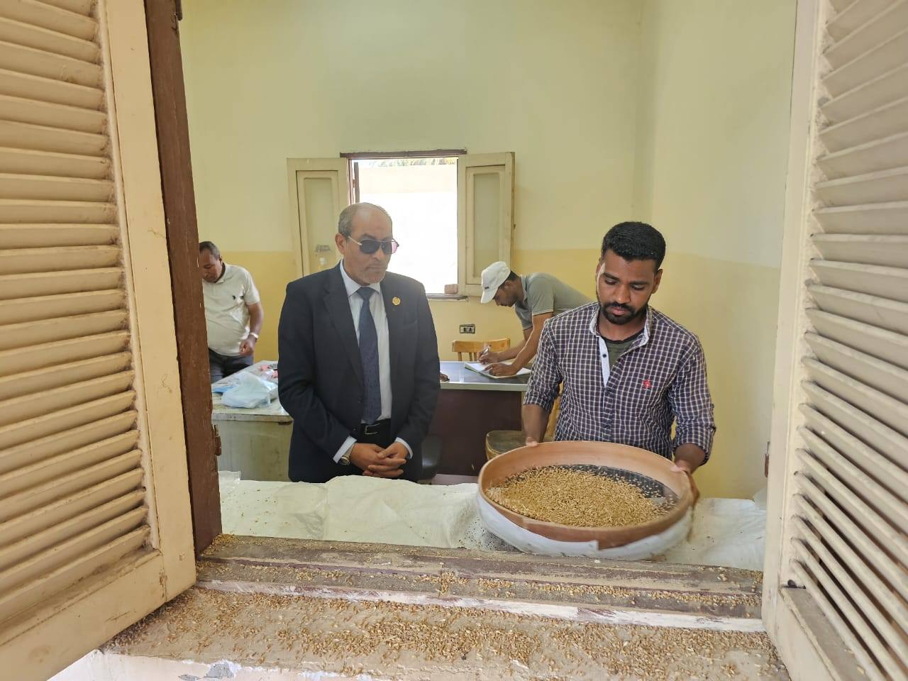 وكيل تموين الأقصر يتابع فرز القمح خلال توريده للشون والصوامع وكيل تموين الأقصر يتابع فرز القمح خلال توريده للشون والصوامع