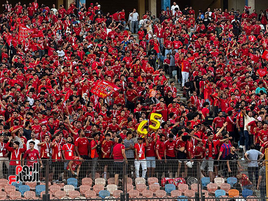 جمهور الأهلى يساند الفريق قبل مباراة فاركو جمهور الأهلى يساند الفريق قبل مباراة فاركو