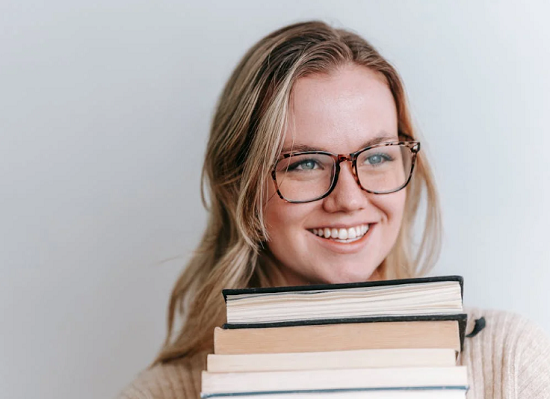 فتاة تحب القراءة