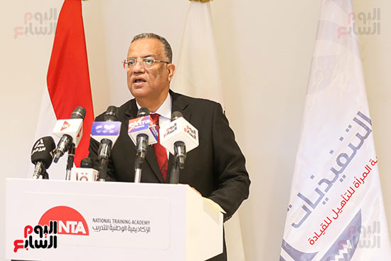 الكاتب الصحفي محمود مسلم (1)