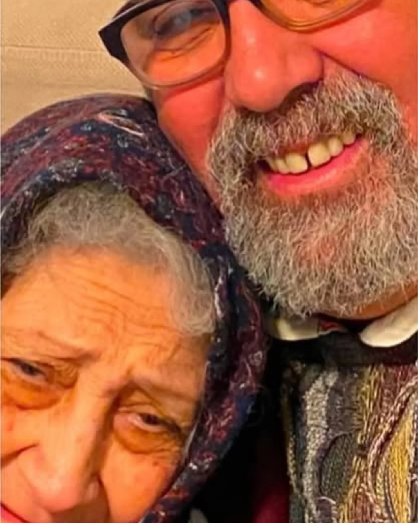 خالد الحجر مع والدته خالد الحجر مع والدته