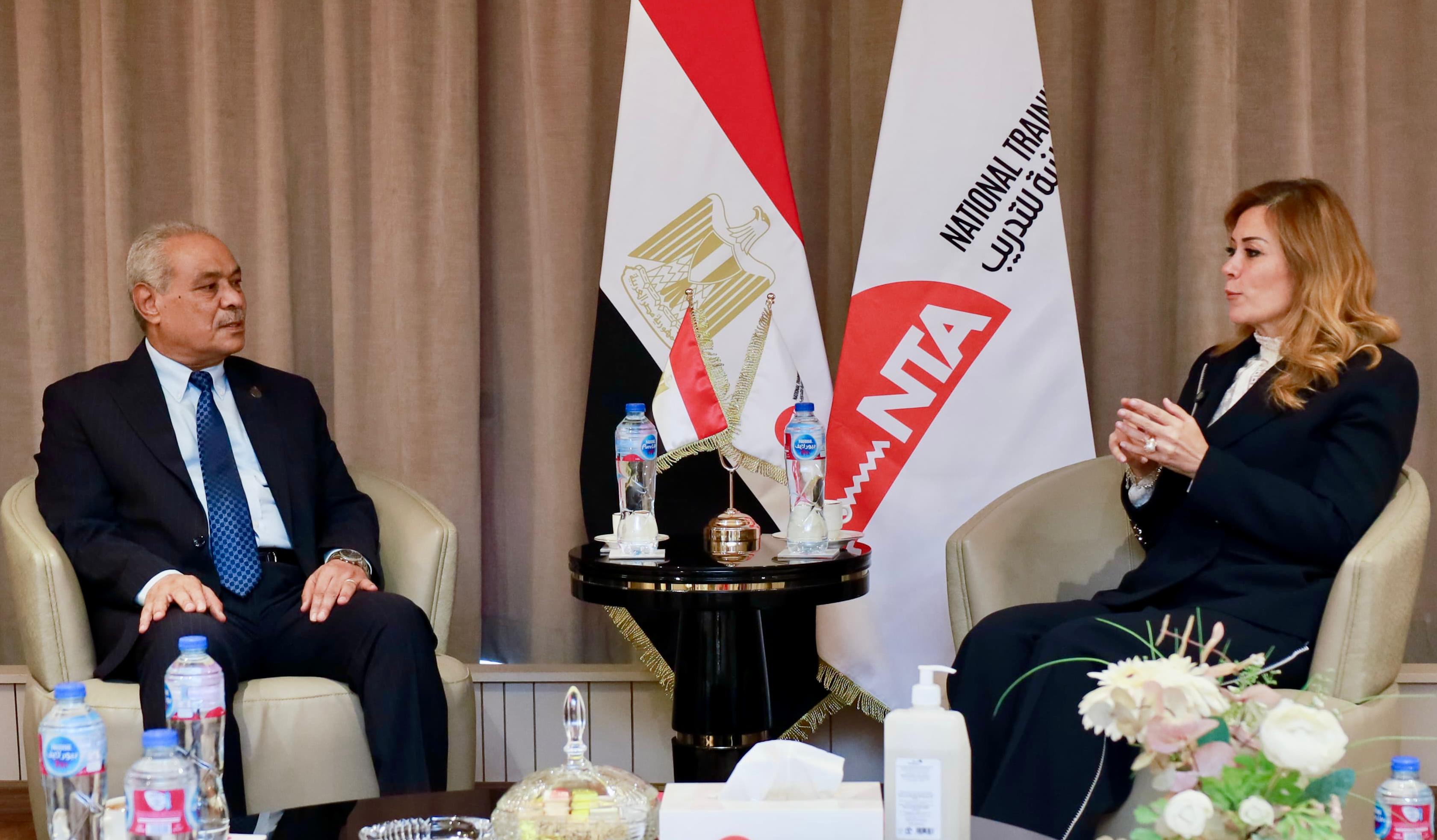 الدكتورة رشا راغب والمستشار عبد الراضى صديق. الدكتورة رشا راغب والمستشار عبد الراضى صديق.