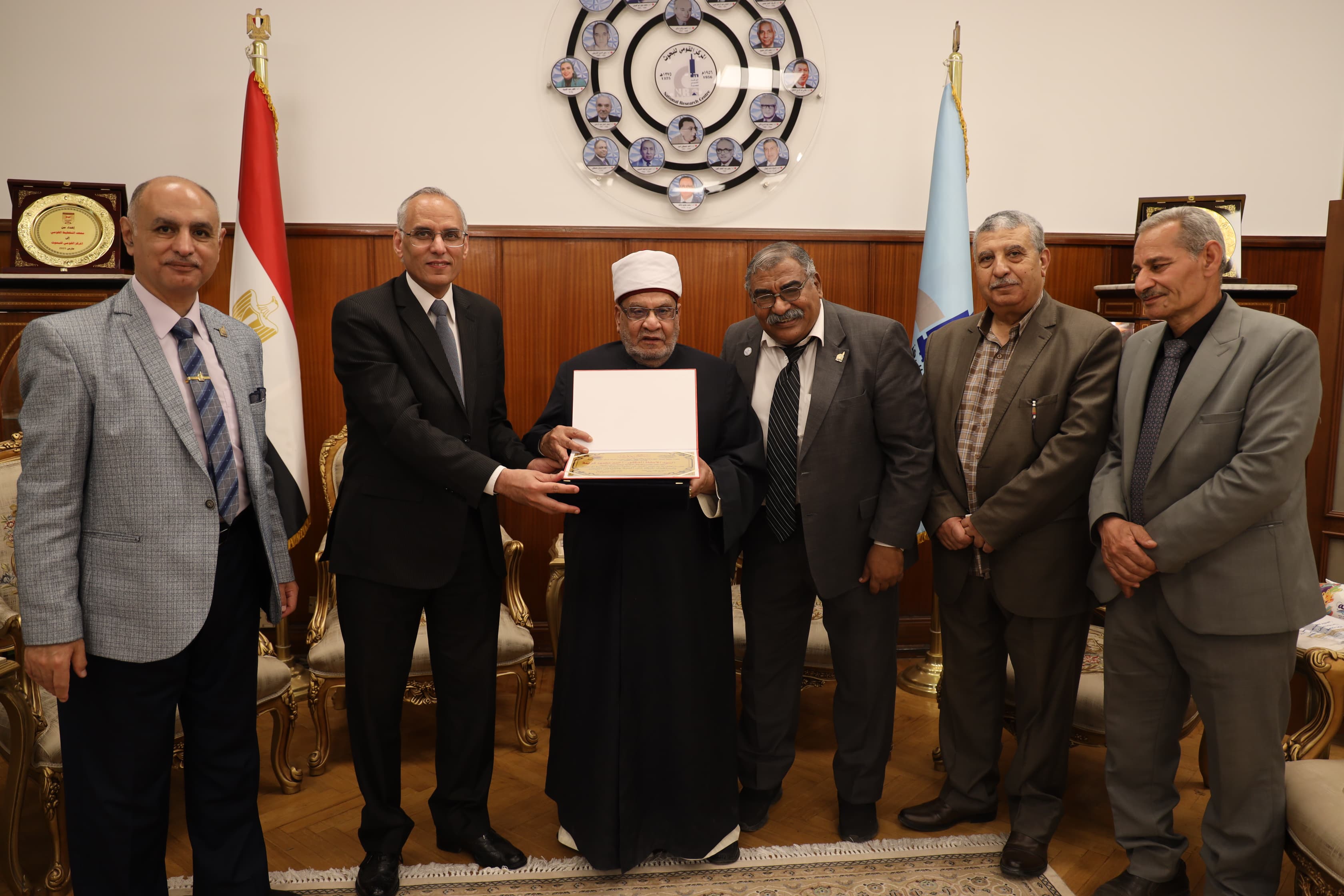 أهدى رئيس المركز درعًا تذكاريًا لفضيلة الدكتور أحمد كريمة أهدى رئيس المركز درعًا تذكاريًا لفضيلة الدكتور أحمد كريمة
