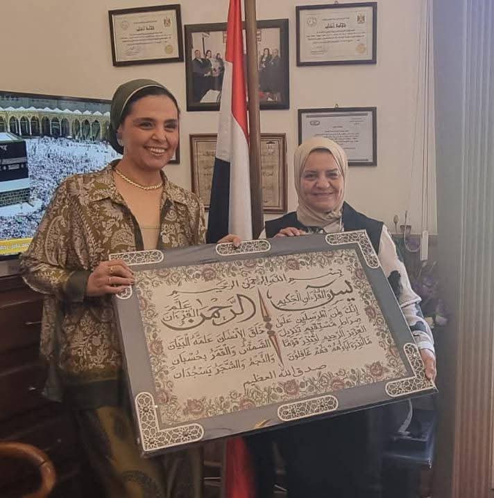 مدير إدارة غرب القاهرة تكرم مديرة مدارس بورسعيد