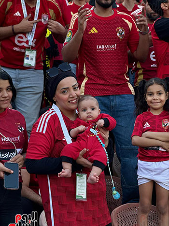 الأطفال والكبار يساند الفريق الأطفال والكبار يساند الفريق
