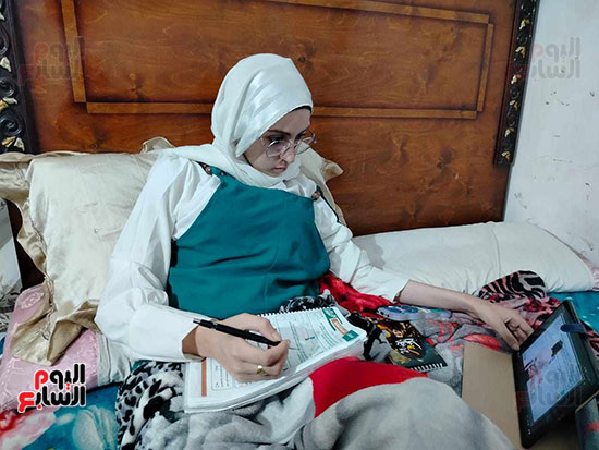 سارة تذاكر دروسها بعد جلسة الكيماوى سارة تذاكر دروسها بعد جلسة الكيماوى