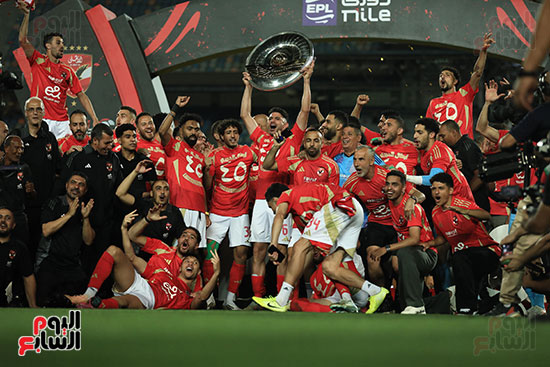 لاعبى الأهلى ترفع درع الدورى لاعبى الأهلى ترفع درع الدورى