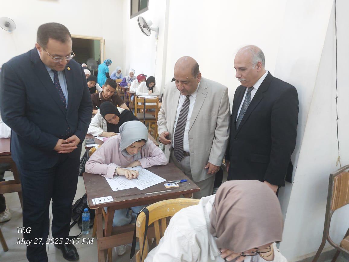نائب رئيس جامعة القاهرة يتفقد لجان الامتحانات