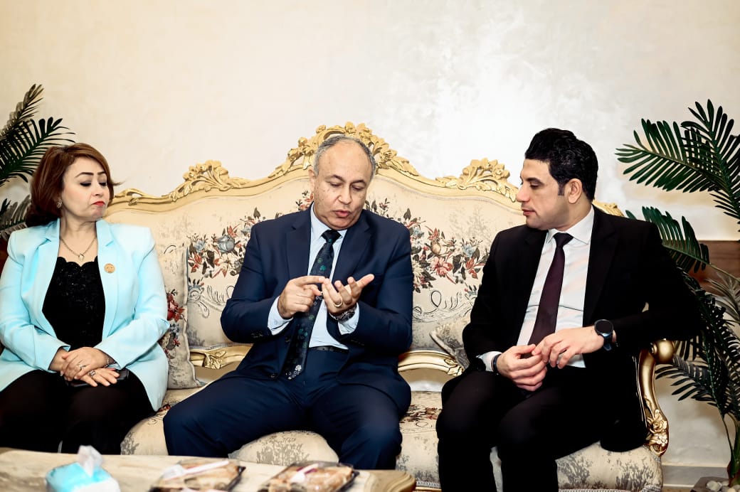 نائب محافظ سوهاج يشهد فعاليات مؤتمر قسم القلب بمركز القلب والجهاز الهضمى (2)
