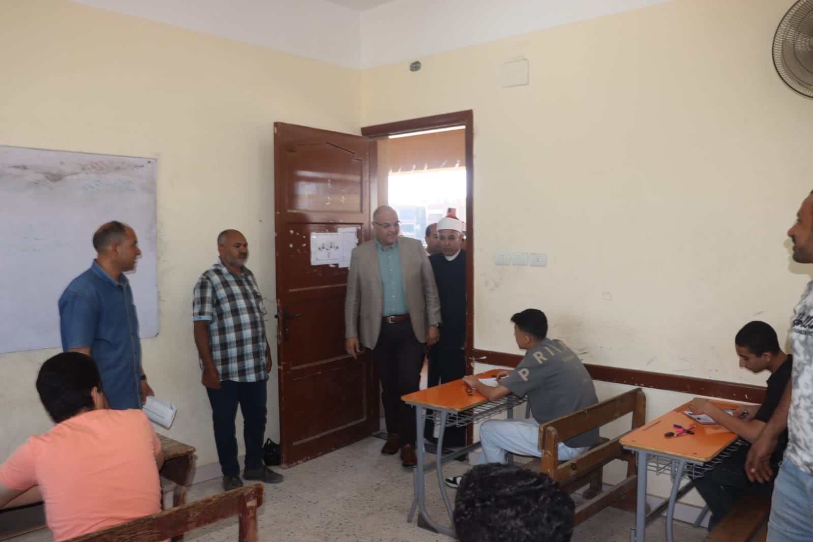 خلال تفقد لجان امتحانات الثانوية الأزهرية خلال تفقد لجان امتحانات الثانوية الأزهرية
