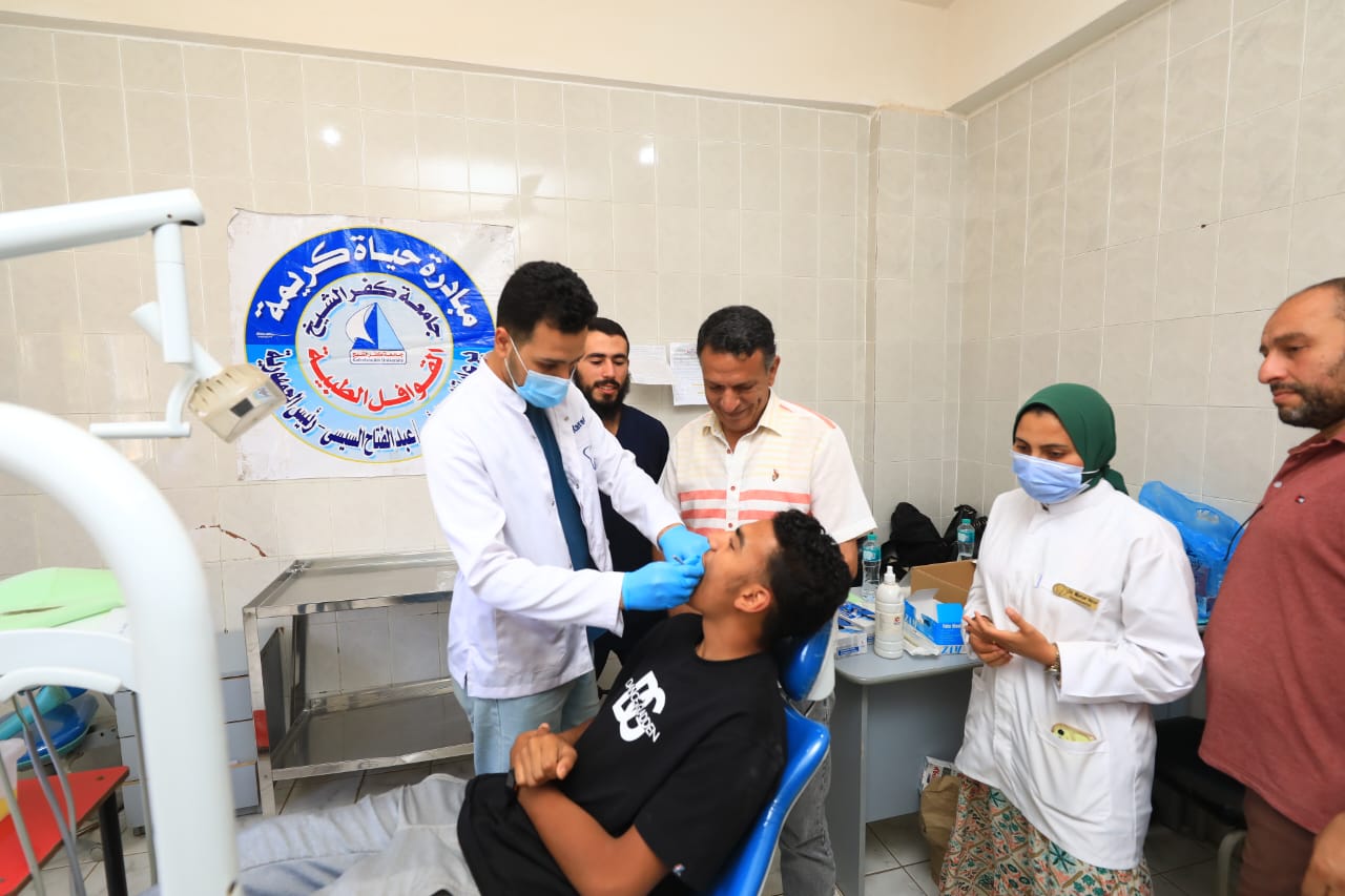 اجراء الكشف الطبي بقافلة جامعة كفر الشيخ