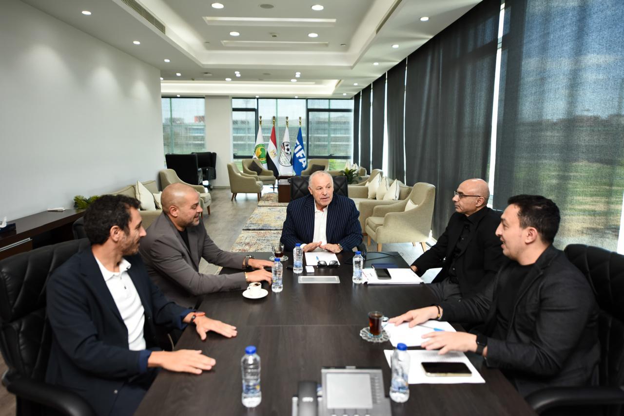 أبو ريدة يجتمع مع أحمد دياب (2)