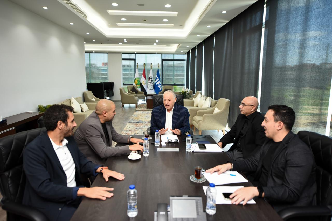 أبو ريدة يجتمع مع أحمد دياب (1)