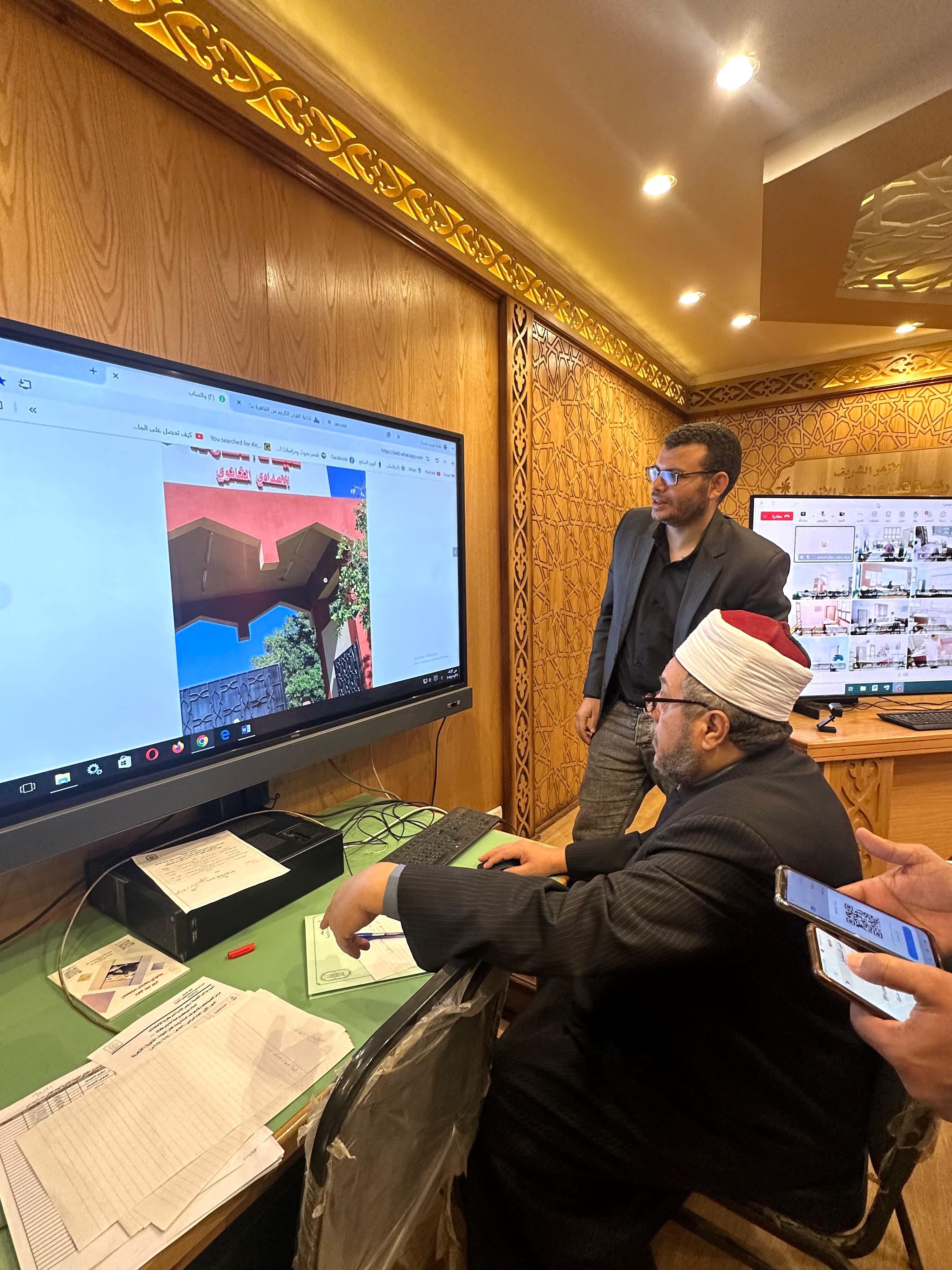 رئيس المعاهد الأزهرية يتابع الامتحانات من غرفة عمليات الامتحانات المركزية