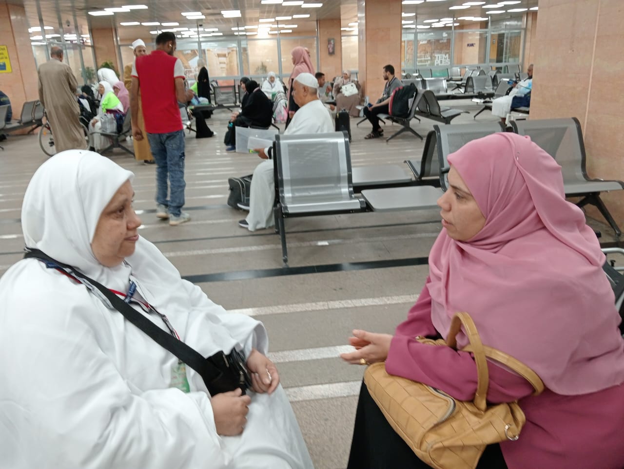 ندوات الواعظات فى مطار الأقصر للسيدات من الحجاج ندوات الواعظات فى مطار الأقصر للسيدات من الحجاج