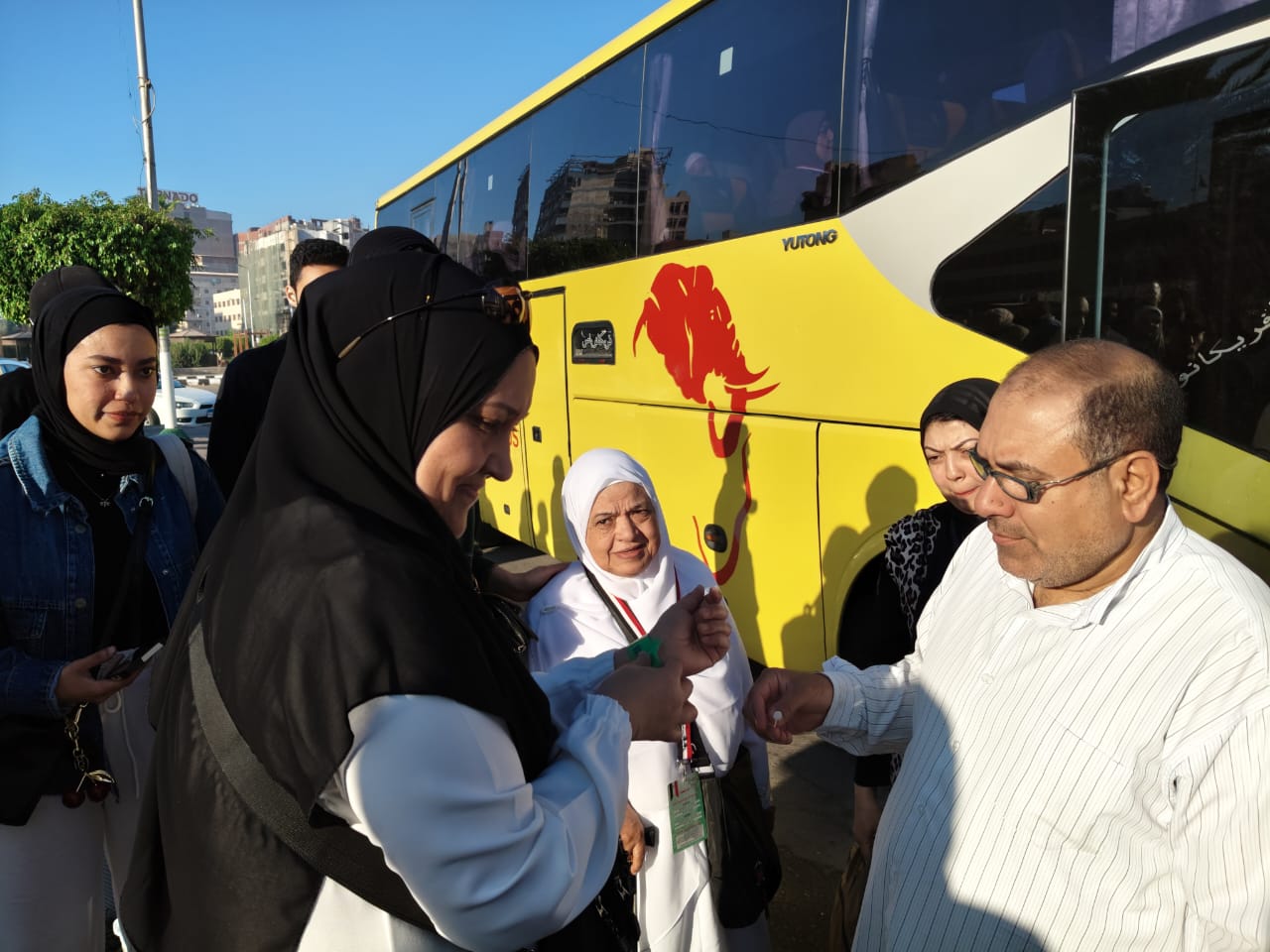 أمام الباص. أمام الباص.