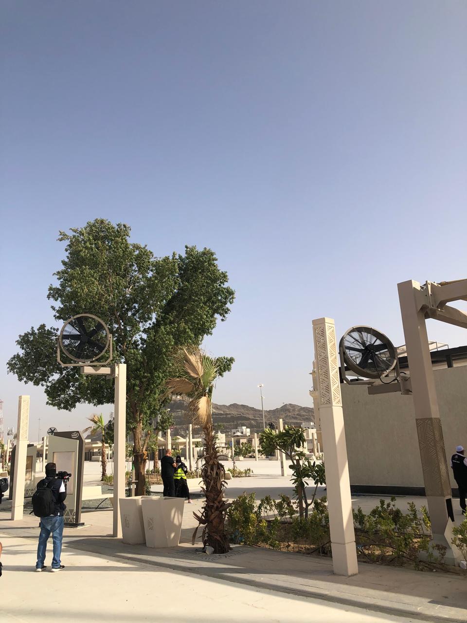 الأسفلت المطاطي ومراوح الرذاذ تمهد الطريق بالمشاعر المقدسة (1)