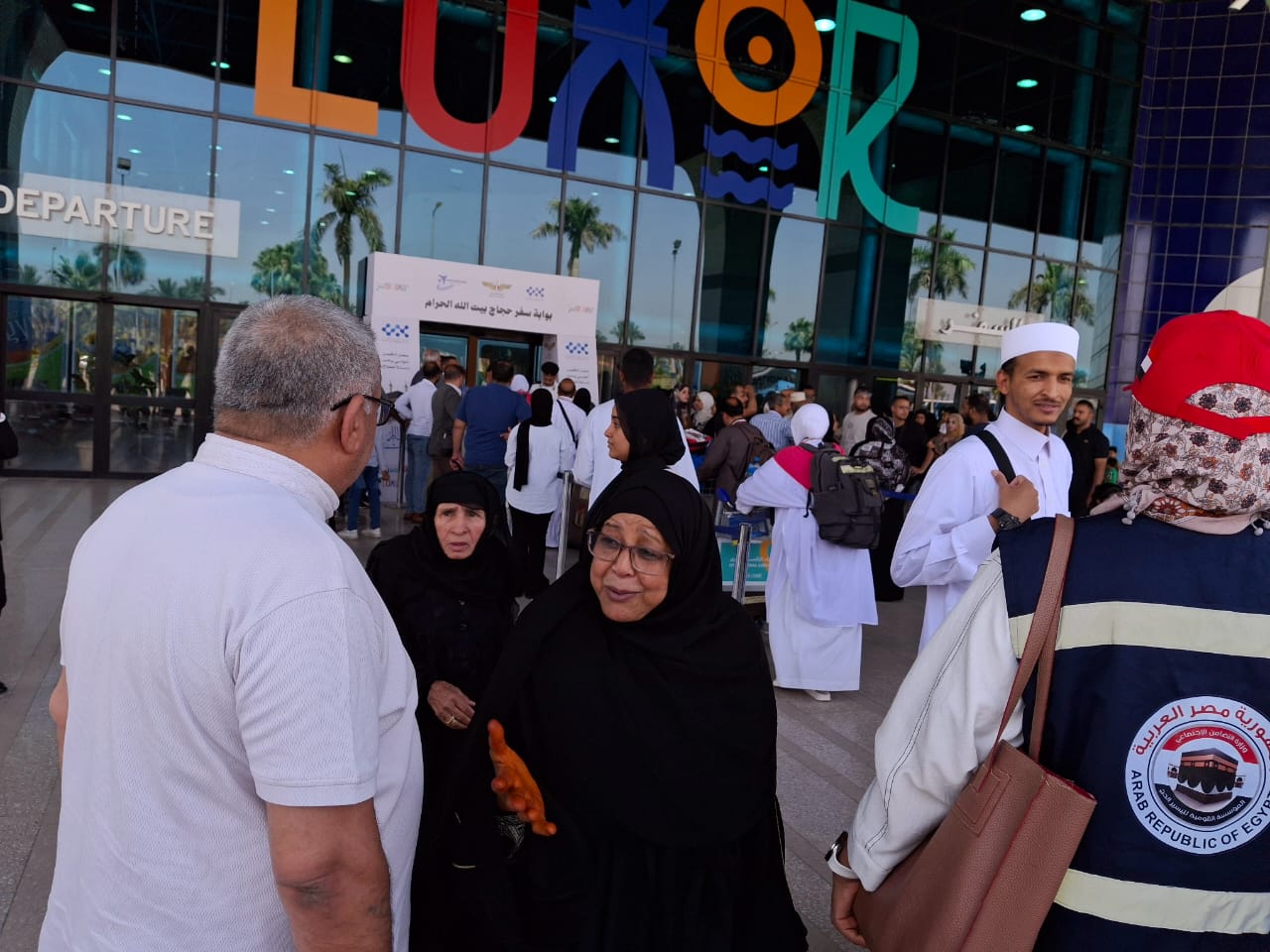 وكيل تضامن الأقصر يودع الحجاج قبل المغادرة للأراضى المقدسة وكيل تضامن الأقصر يودع الحجاج قبل المغادرة للأراضى المقدسة
