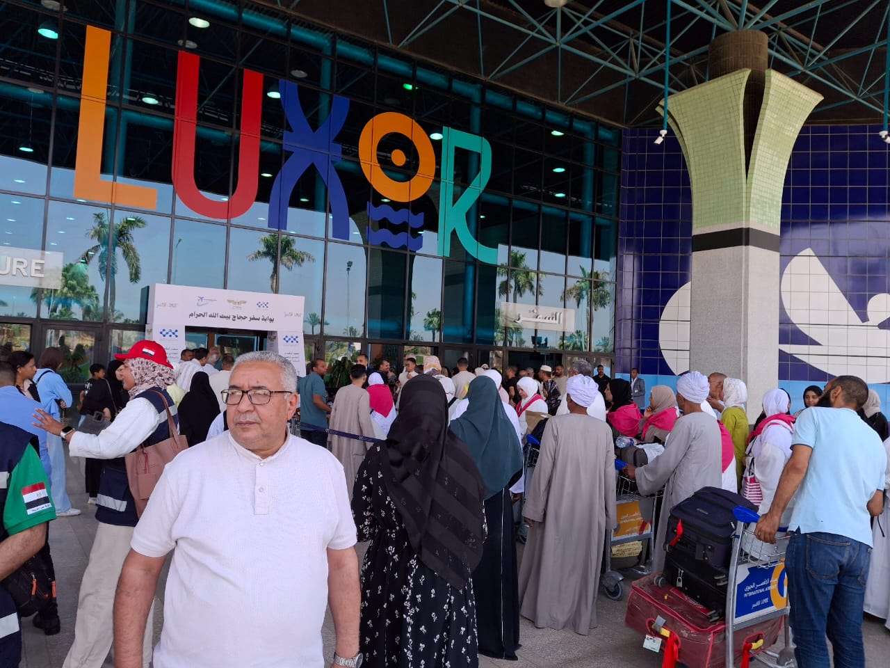 وكيل التضامن يتابع التوافد للحجيج على مطار الأقصر الدولى وكيل التضامن يتابع التوافد للحجيج على مطار الأقصر الدولى