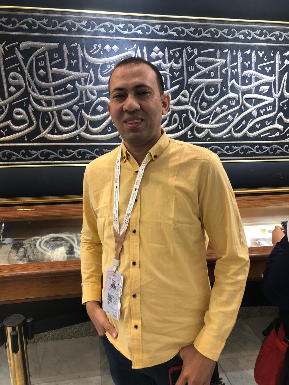 الزميل محمود عبد الراضى داخل المصنع