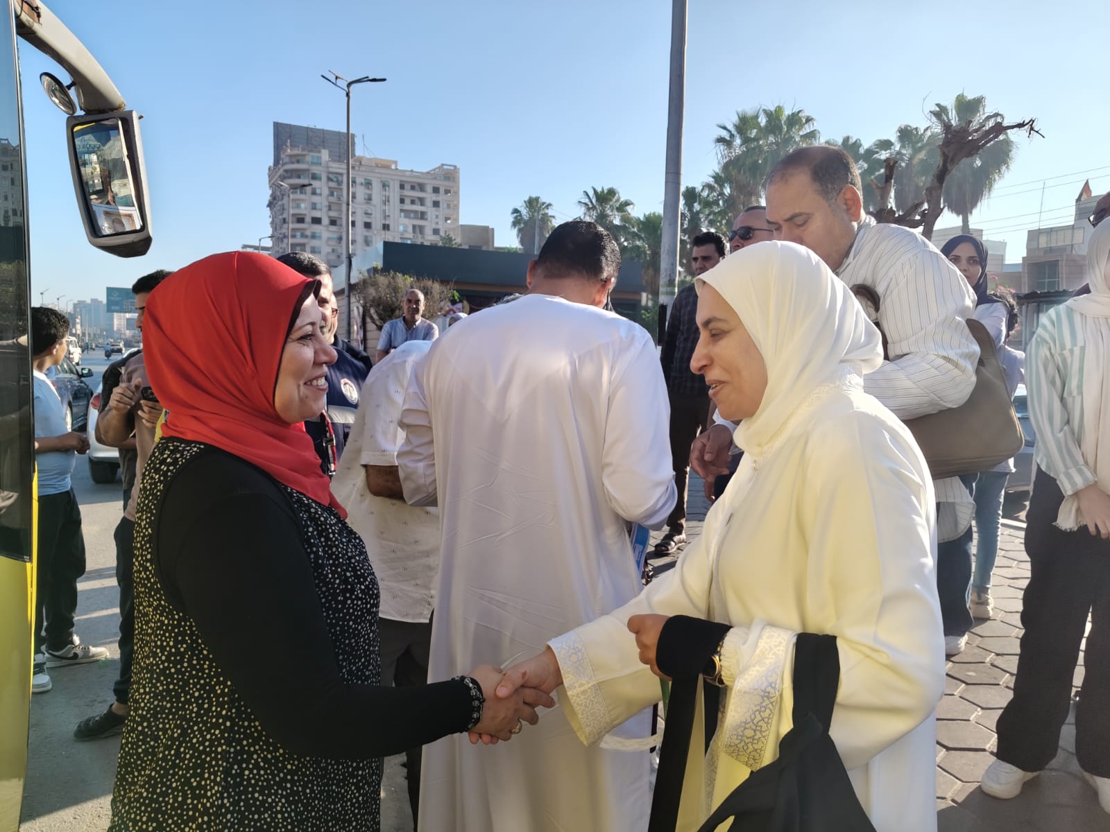 الأهالي يودعون الحجاج الأهالي يودعون الحجاج
