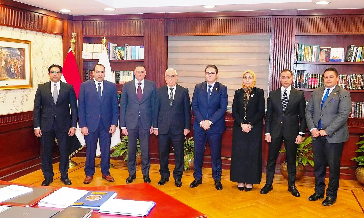 النائب العام يستقبل عددًا من رؤساء الاستئناف للنيابات المتخصصة لعرض الكشوف الانجاز (1)