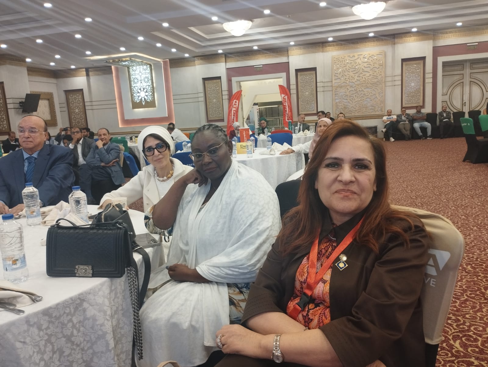 اطباء القلب مع سفيرة كينيا اطباء القلب مع سفيرة كينيا