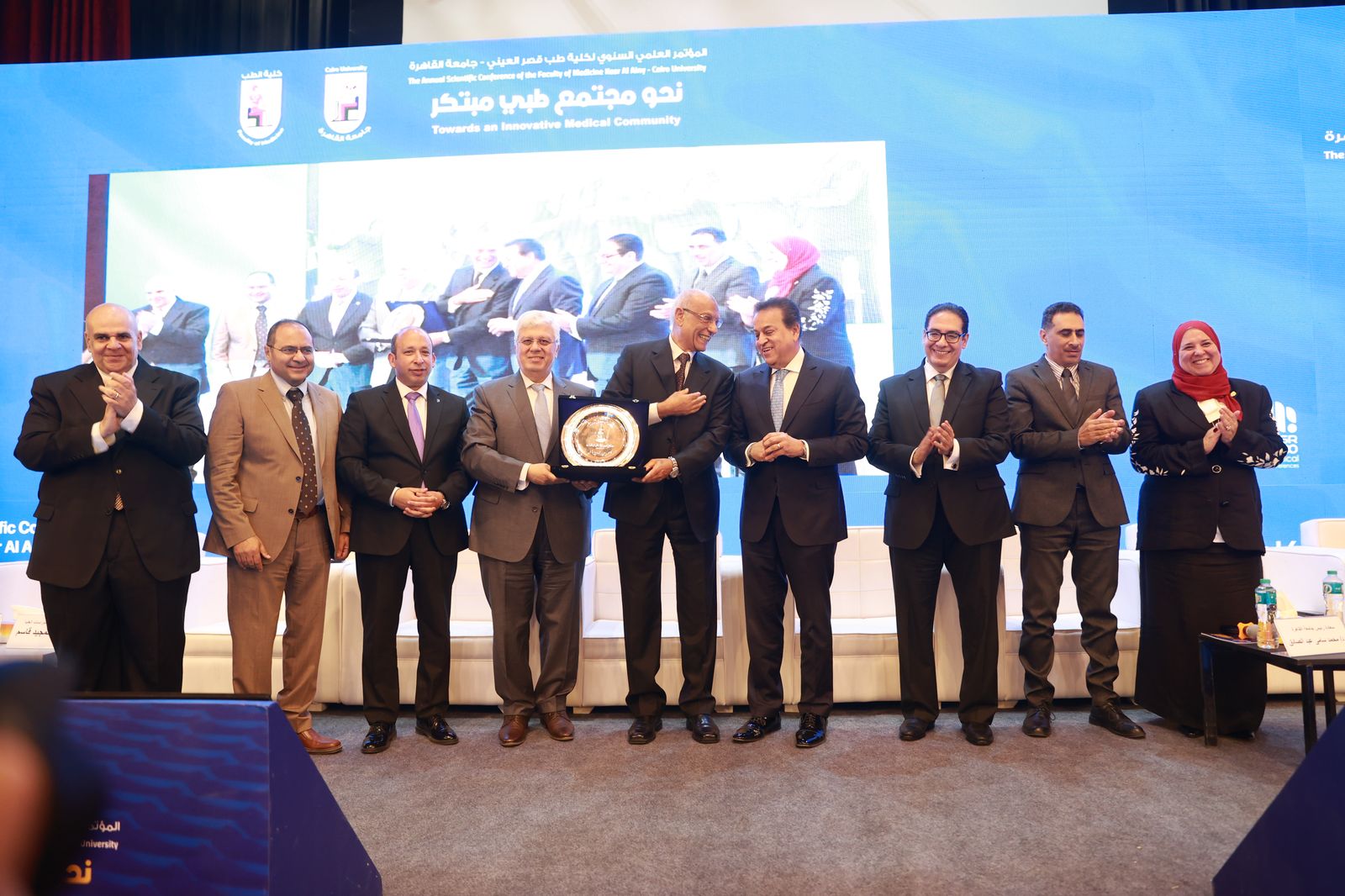 جانب من تكريم الأطباء والعلماء جانب من تكريم الأطباء والعلماء