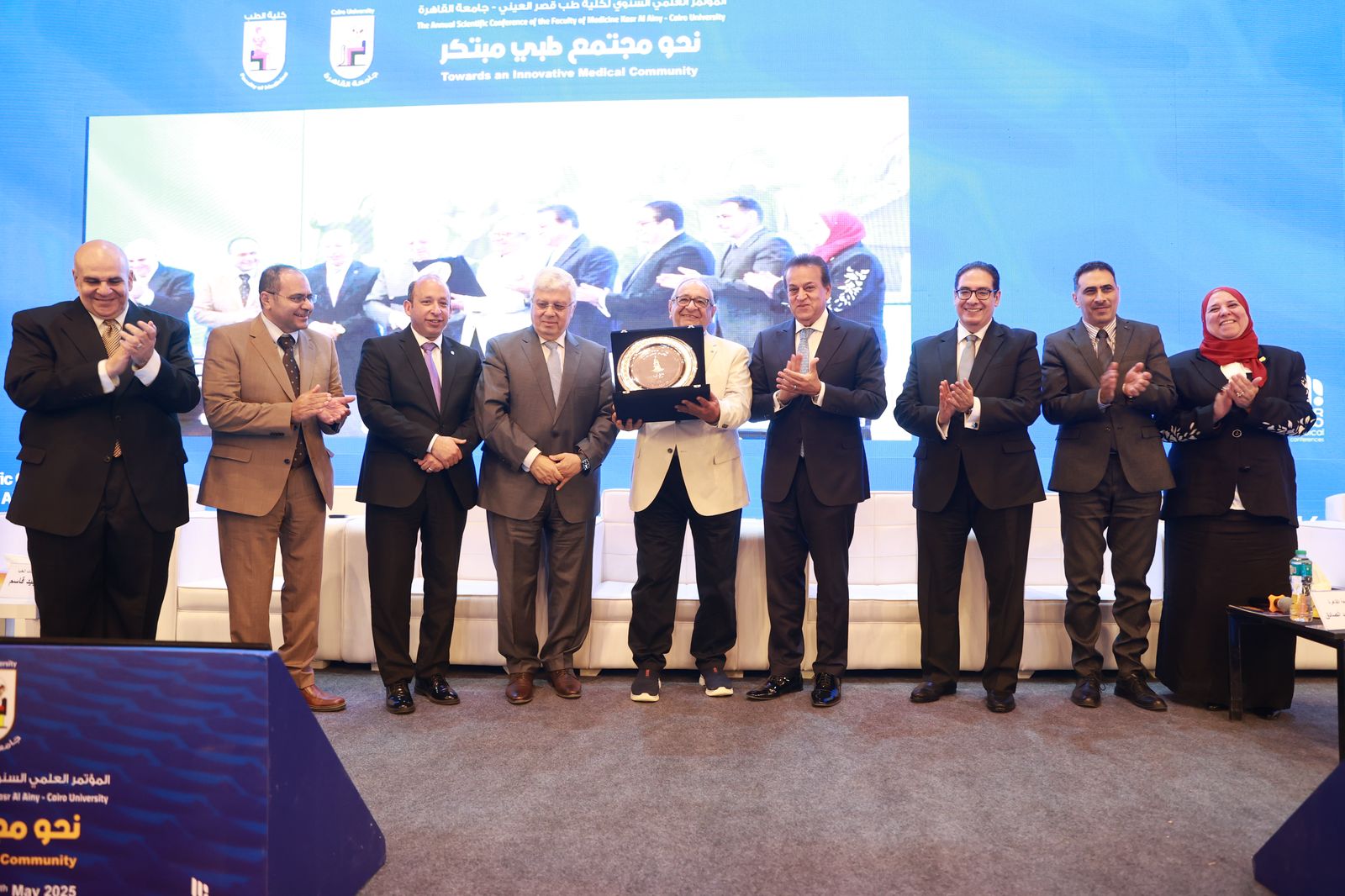 تكريم نخبة متميزة من رواد المجال الطبي تكريم نخبة متميزة من رواد المجال الطبي