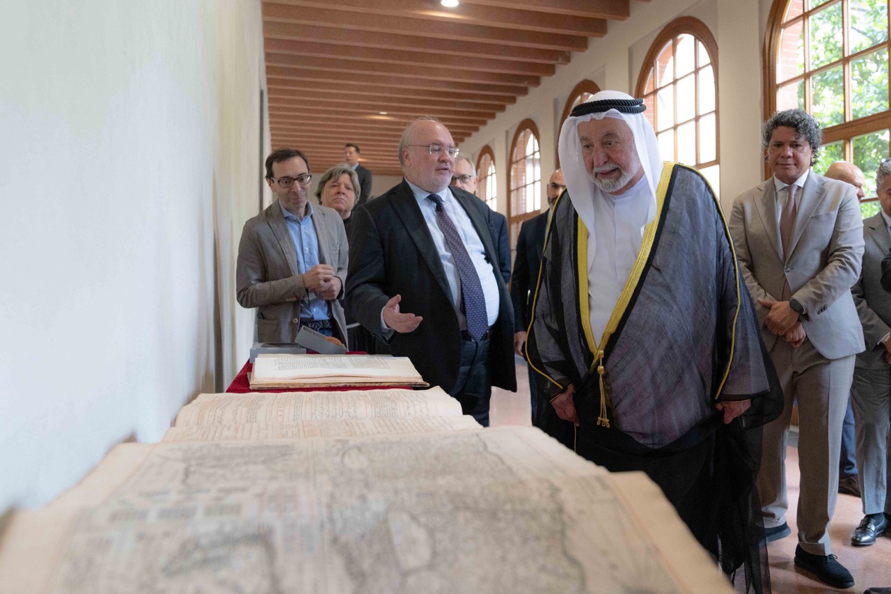 حاكم الشارقة يهدي جامعة القلب المقدس الكاثوليكية في ميلانو مخطوطاً تاريخياً نادراً حاكم الشارقة يهدي جامعة القلب المقدس الكاثوليكية في ميلانو مخطوطاً تاريخياً نادراً