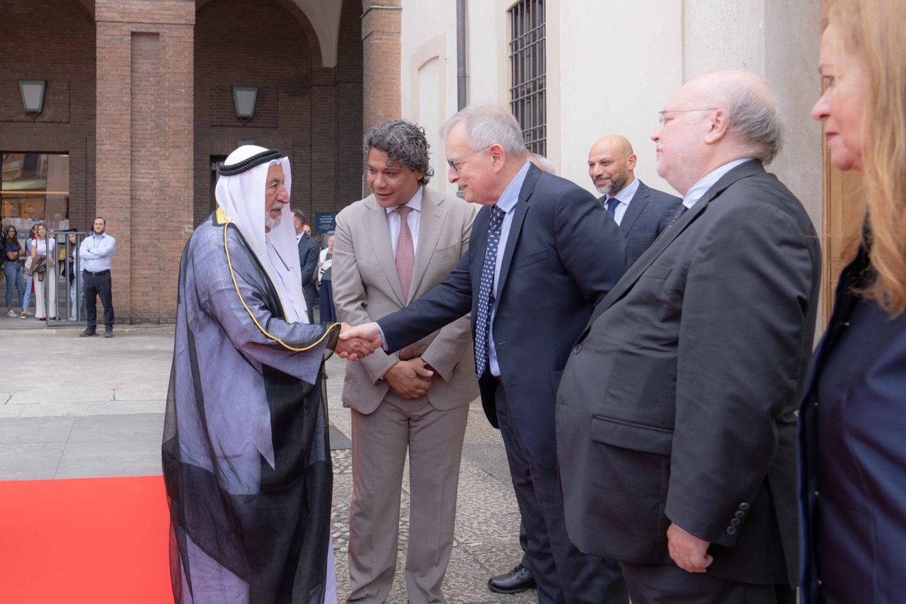 حاكم الشارقة يهدي جامعة القلب المقدس الكاثوليكية مخطوطاً تاريخياً حاكم الشارقة يهدي جامعة القلب المقدس الكاثوليكية مخطوطاً تاريخياً