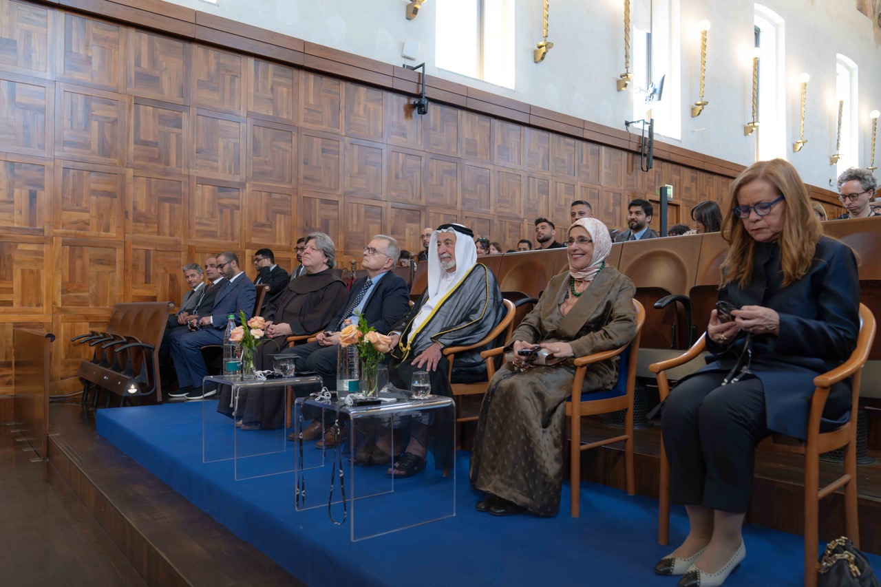 حاكم الشارقة يهدي جامعة القلب المقدس في ميلانو مخطوطاً نادراً حاكم الشارقة يهدي جامعة القلب المقدس في ميلانو مخطوطاً نادراً