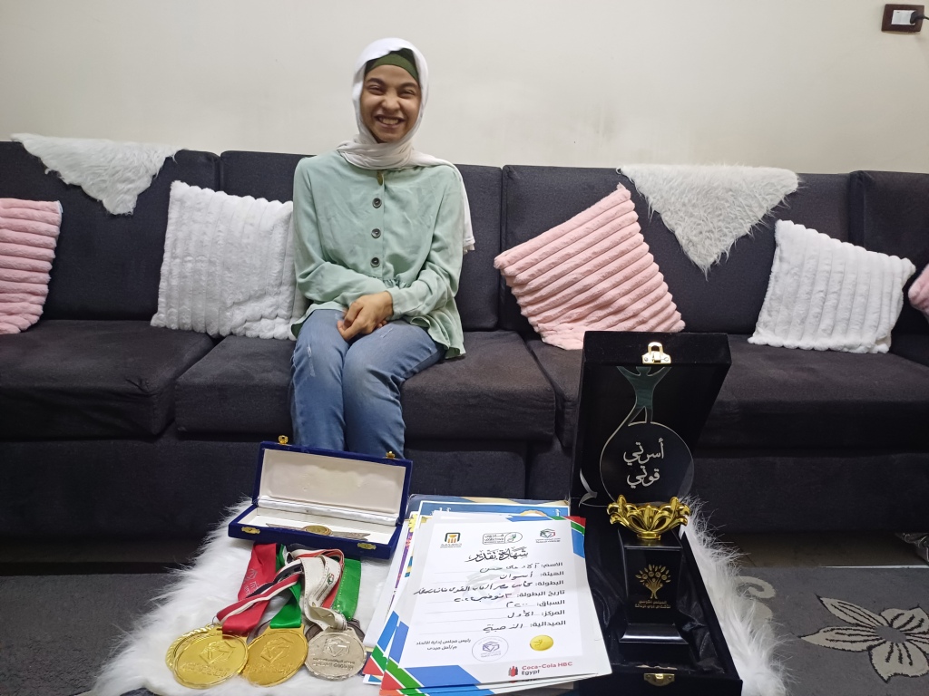 الفرحة على وجه الاء بعد تكريم الرئيس الفرحة على وجه الاء بعد تكريم الرئيس