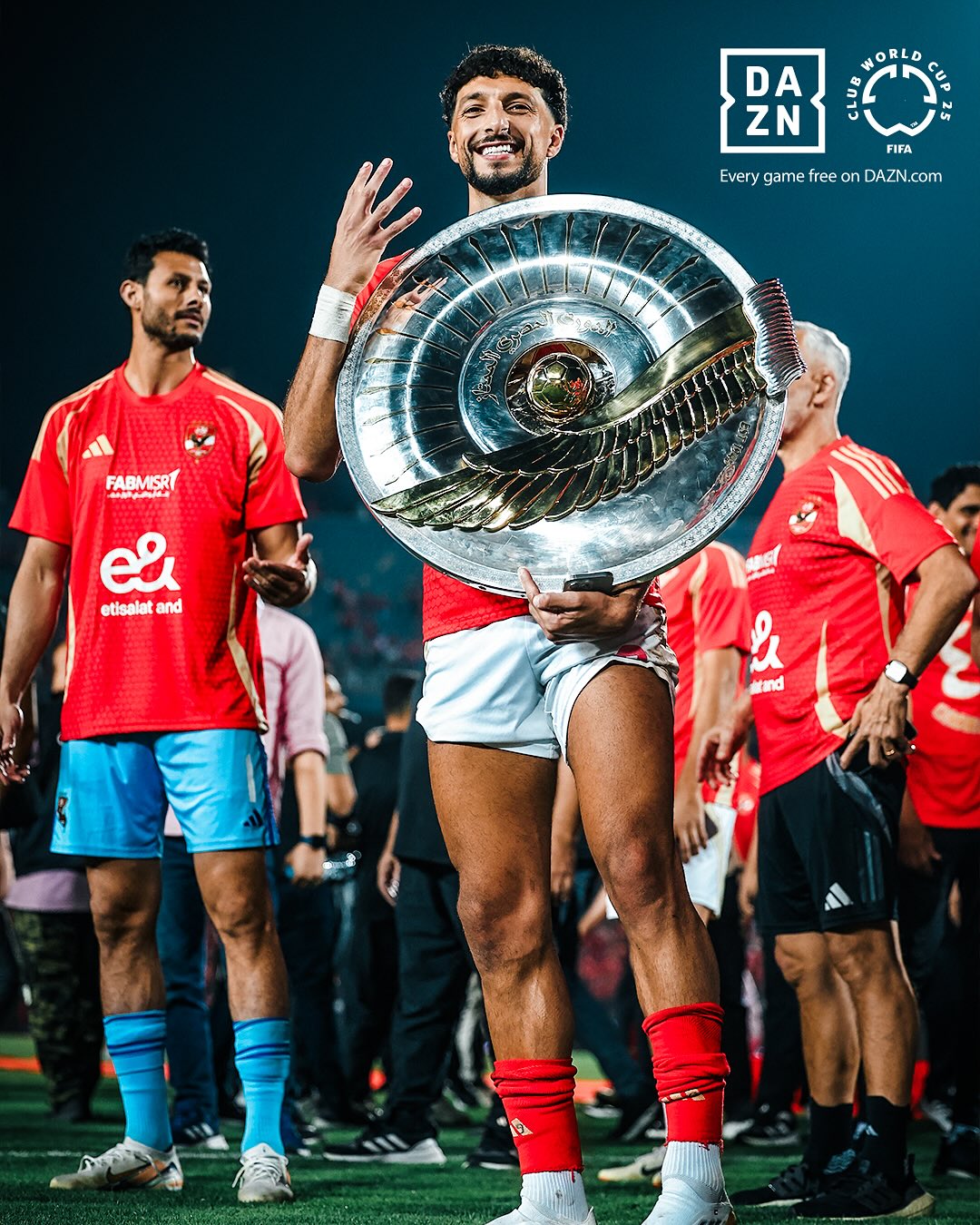 وسام أبو علي مع درع الدوري وسام أبو علي مع درع الدوري
