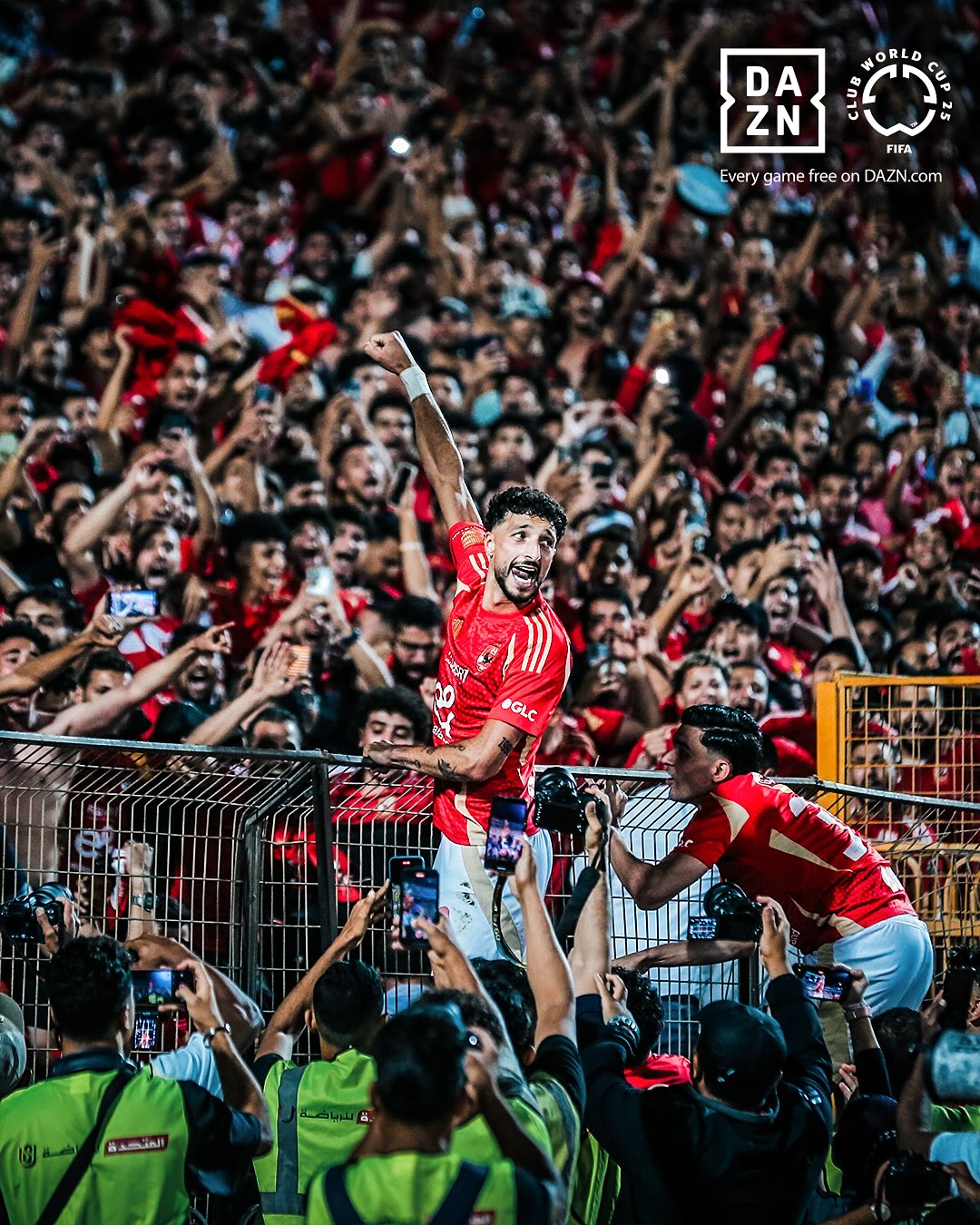 وسام أبو على يحتفل بالدوري مع جماهير الأهلي