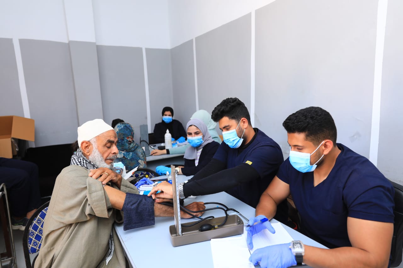 اجراء الكشف الطبي على مسن
