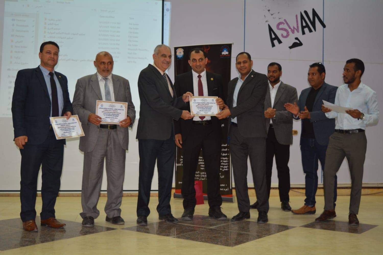 رئيس جامعة أسوان يكرم لجنة التحكيم