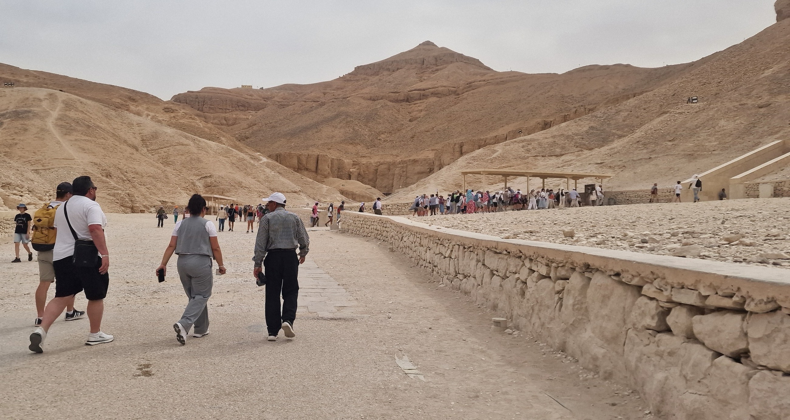 جانب من توافد السائحين على مقابر ملوك الأقصر جانب من توافد السائحين على مقابر ملوك الأقصر